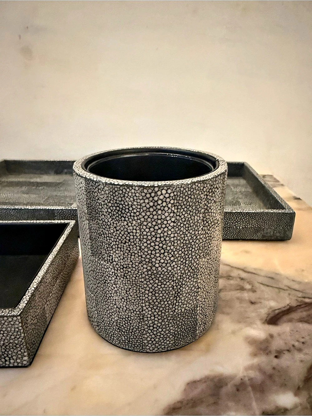 🇫🇷🇫🇷Gray Shagreen vanity trays and cup🇫🇷🇫🇷